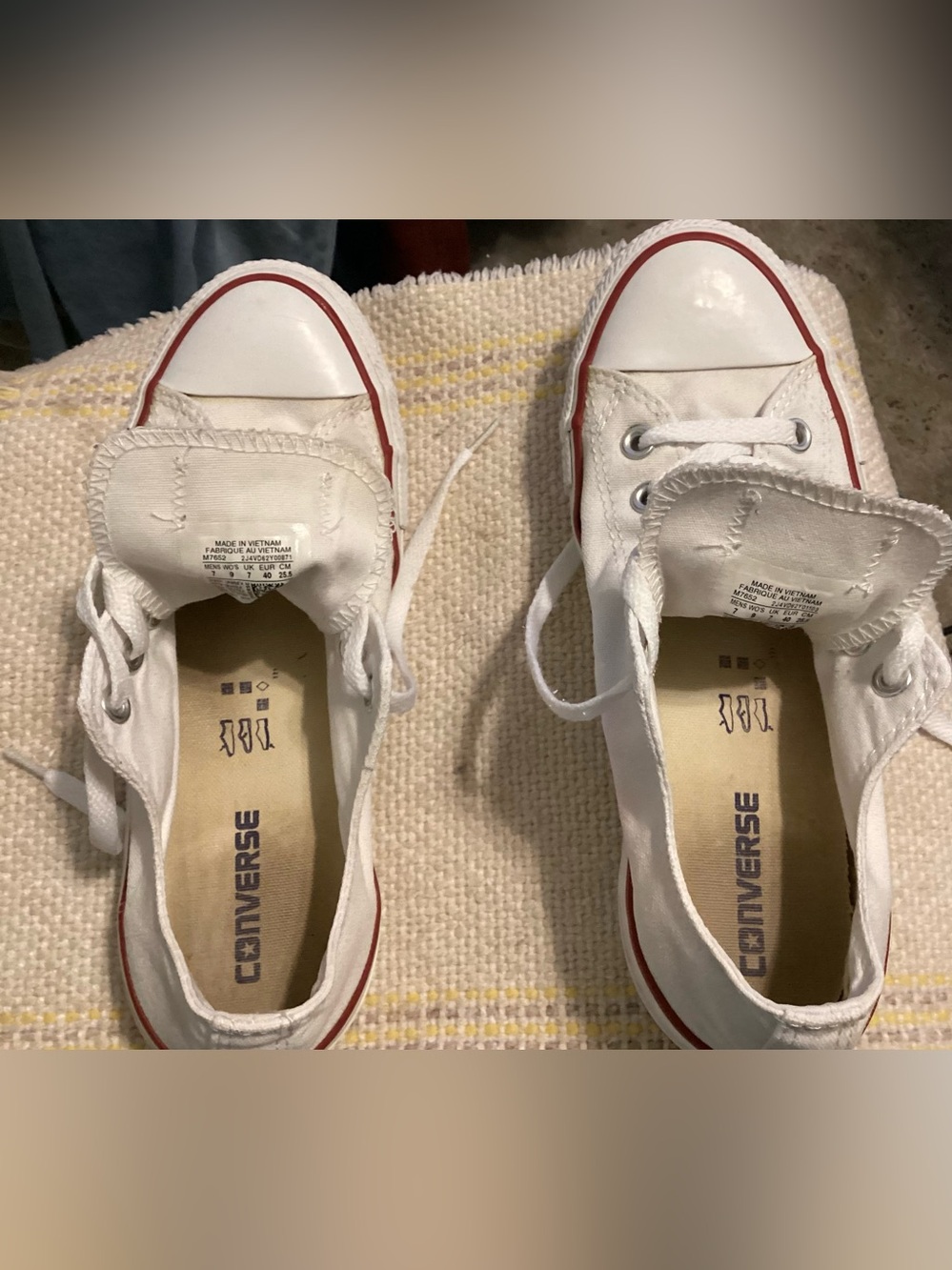 All-Star white Converse sneakers men’s size 7, women’s size 9 fair condition